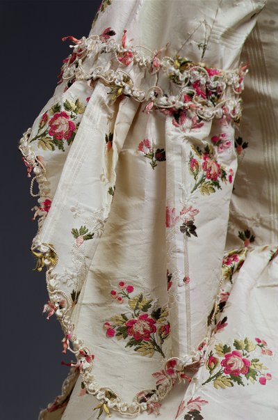 Detalhe da manga de um vestido de mulher, c.1775-80 (seda) de English School